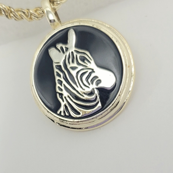 Kendra Scott Bowen Zebra Necklace & Clip On Earrings - Picture 4 of 14